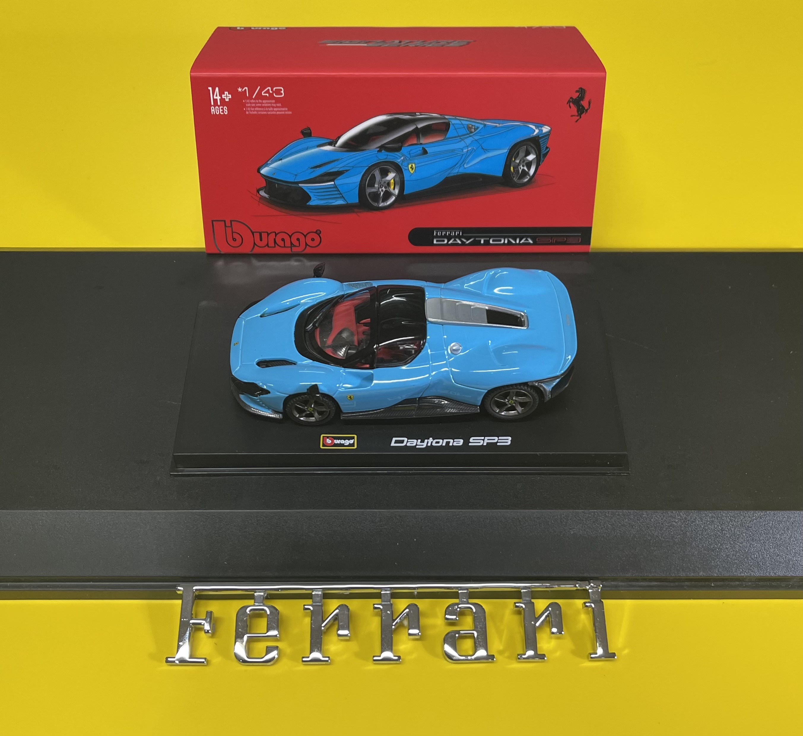 BURAGO - FERRARI - DAYTONA SP3 CLOSED ROOF 2022 - CON VETRINA 